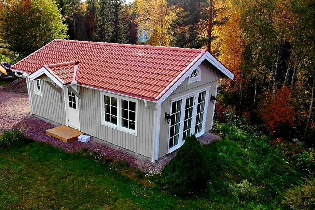 Nybyggd Stuga Intill Skogsbrynet - New Built Cottage Next To The Cowberry Forest Mora Eksteriør billede